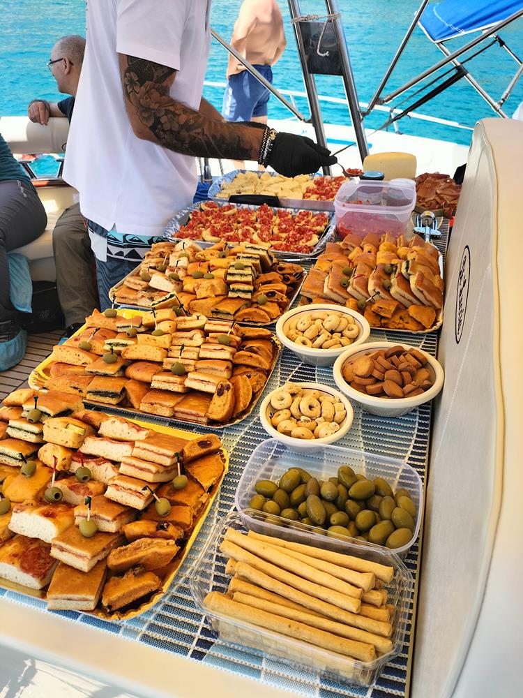 Traditional Gozzo Cruise in Castro